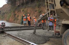 沥青路面硬化铺装服务 —— 平整美观，适用于市政与乡村道路